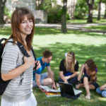 Studentengruppe auf Wiese