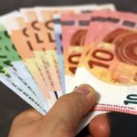 Verschiedene Euroscheine in der linken Hand