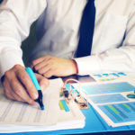 Businessmann rechnet