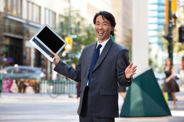 Geschäftsmann hält Laptop