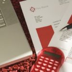 roter Taschenrechner und Laptop